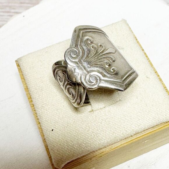 Vintage Spoon Handle Ring Etched Initial Monogram S Size 4 Silver Tone - Picture 5 of 15